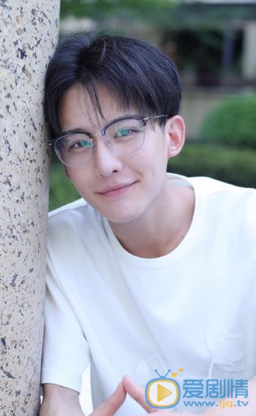 凤囚凰柳色是谁演的？凤囚凰柳色扮演者卢卓个人资料、写真及生活照欣赏