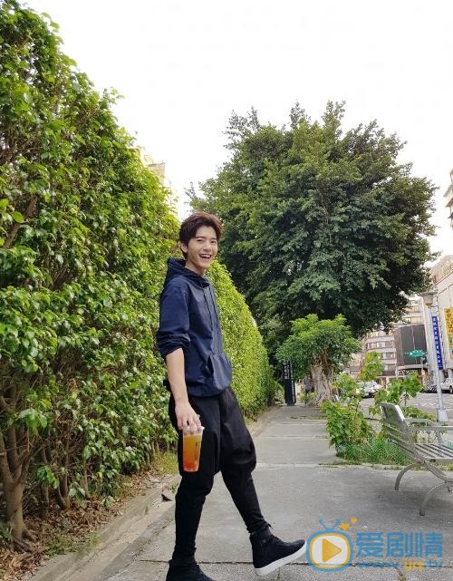 李宗霖街拍写真 李宗霖高清写真_李宗霖高清剧照