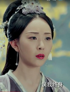 艳骨中假的赵如是的真实身份是什么？她为什么要冒充赵如是？