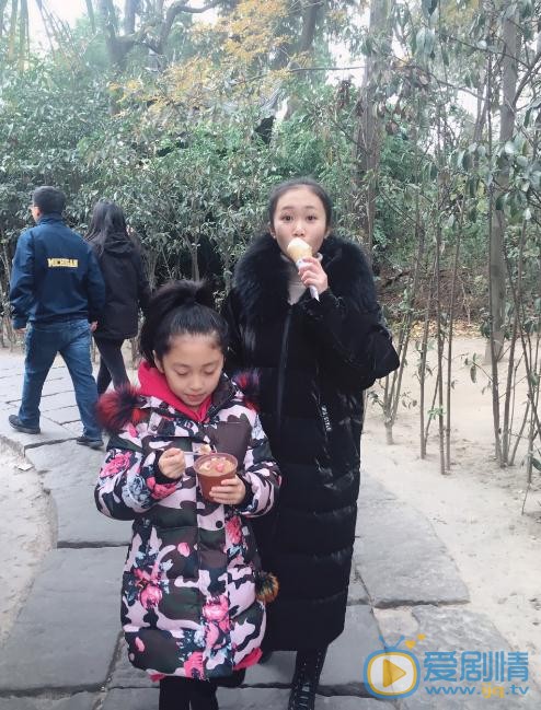 陈芊桦与人合照 陈芊桦高清写真_陈芊桦高清剧照