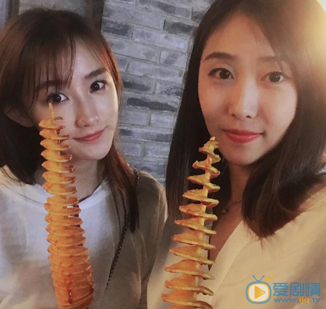张雅楠与人合照 张雅楠高清写真_张雅楠高清剧照