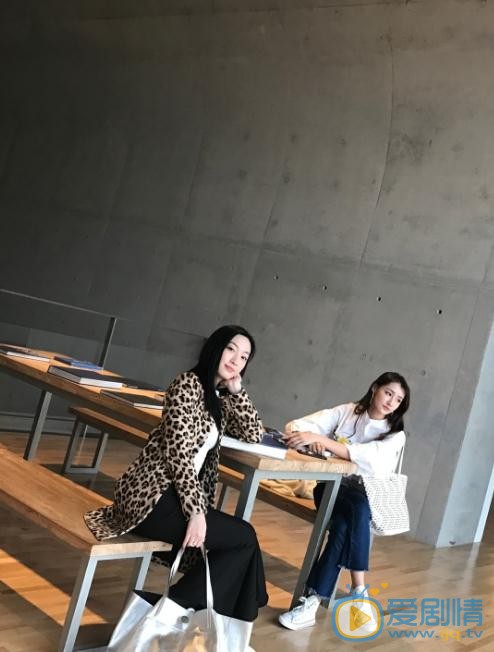 张雅楠与人合照 张雅楠高清写真_张雅楠高清剧照