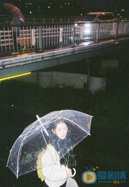 周依然日本街头 周依然高清写真_周依然高清剧照