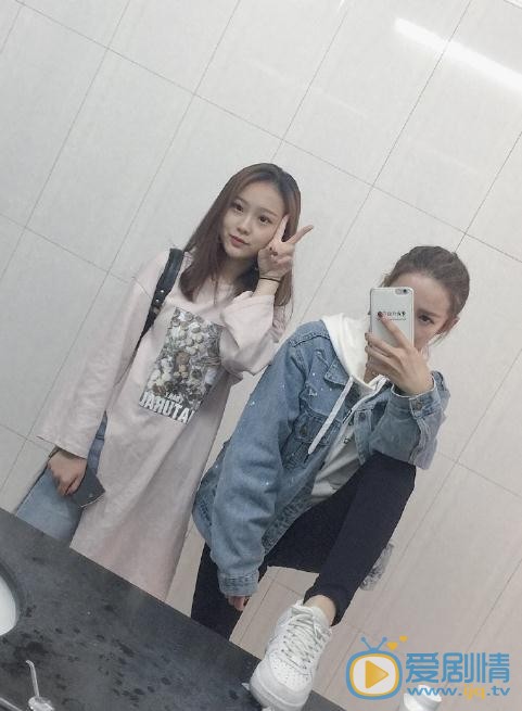 张婕婕与人合照 张婕婕高清写真_张婕婕高清剧照
