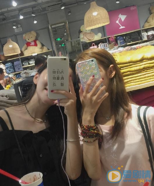张婕婕与人合照 张婕婕高清写真_张婕婕高清剧照
