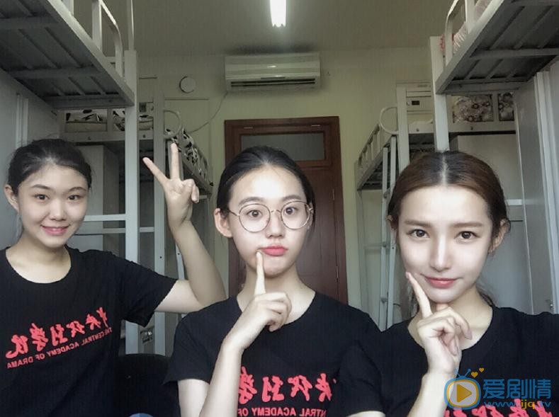 张婕婕与人合照 张婕婕高清写真_张婕婕高清剧照