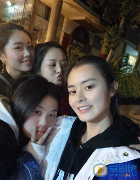 杨斯莹与人合照 杨斯莹高清写真_杨斯莹高清剧照
