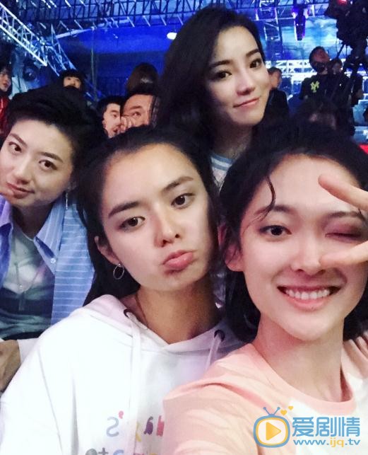 杨斯莹与人合照 杨斯莹高清写真_杨斯莹高清剧照