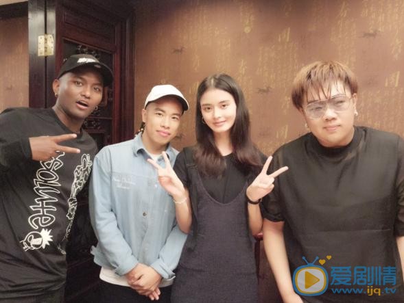 杨斯莹与人合照 杨斯莹高清写真_杨斯莹高清剧照
