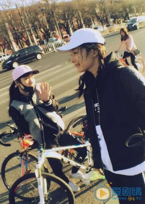 李若宁与人合照 李若宁高清写真_李若宁高清剧照