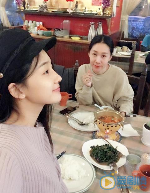 李若宁与人合照 李若宁高清写真_李若宁高清剧照