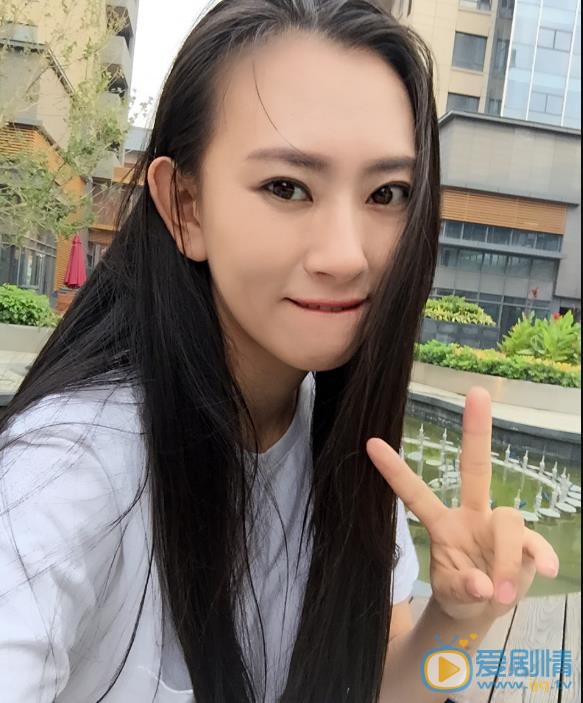 徐歉嘟嘴卖萌照 徐歉高清写真_徐歉高清剧照