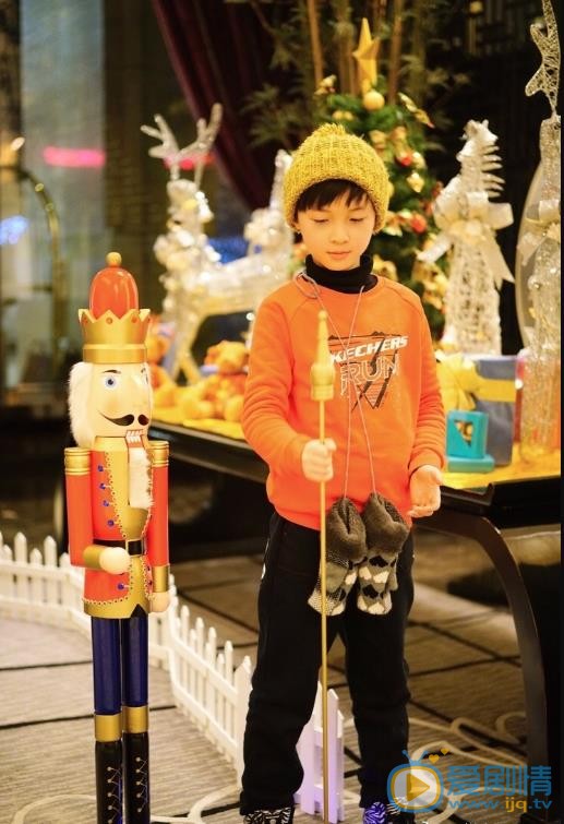 石悦安鑫时尚逗乐照 石悦安鑫高清写真_石悦安鑫高清剧照