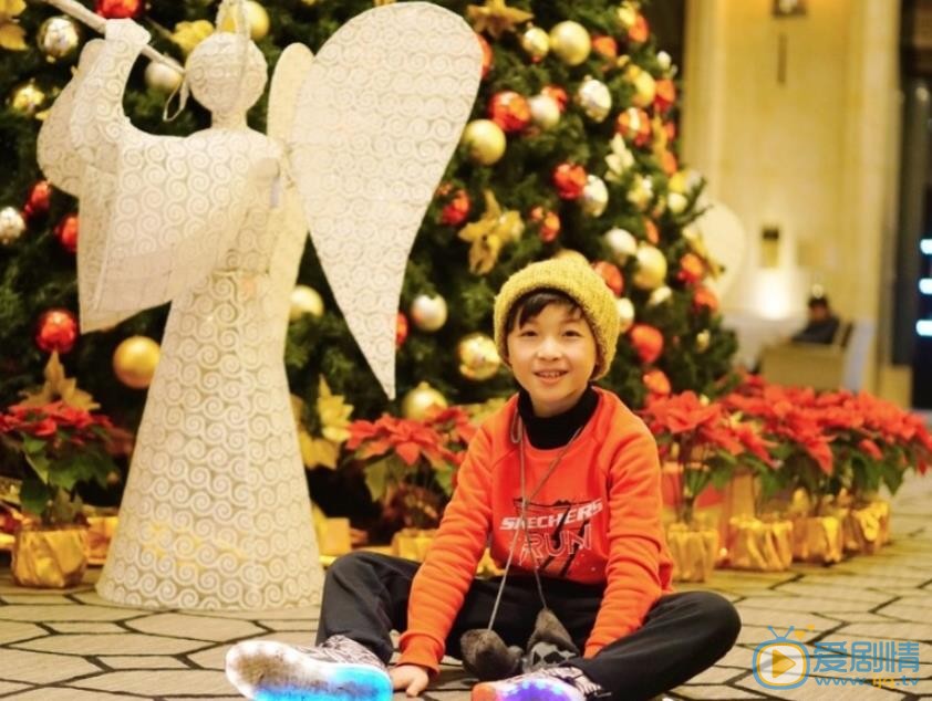 石悦安鑫时尚逗乐照 石悦安鑫高清写真_石悦安鑫高清剧照