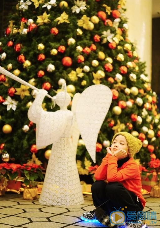 石悦安鑫时尚逗乐照 石悦安鑫高清写真_石悦安鑫高清剧照