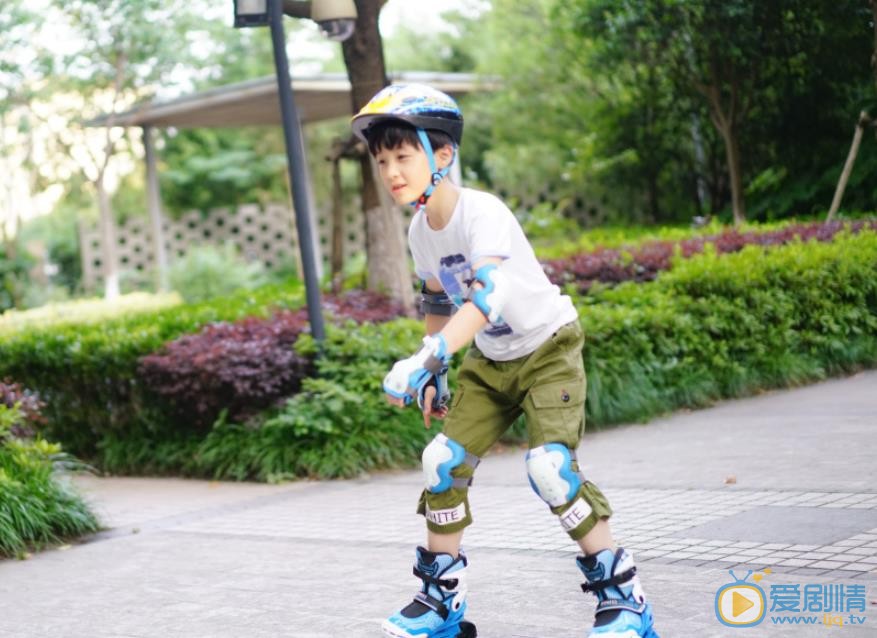 石悦安鑫时尚逗乐照 石悦安鑫高清写真_石悦安鑫高清剧照