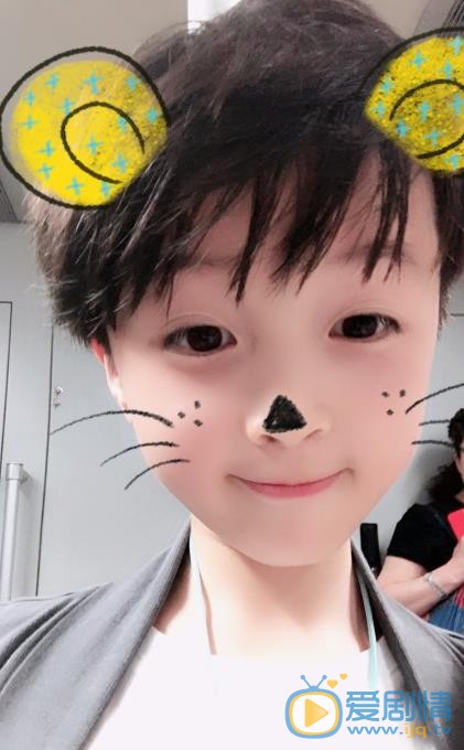 石悦安鑫卖萌照 石悦安鑫高清写真_石悦安鑫高清剧照
