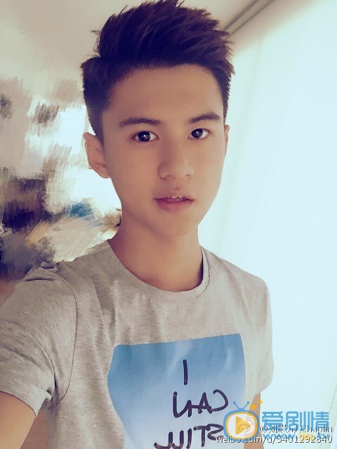 刘尹昊参加活动写真 刘尹昊帅气写真