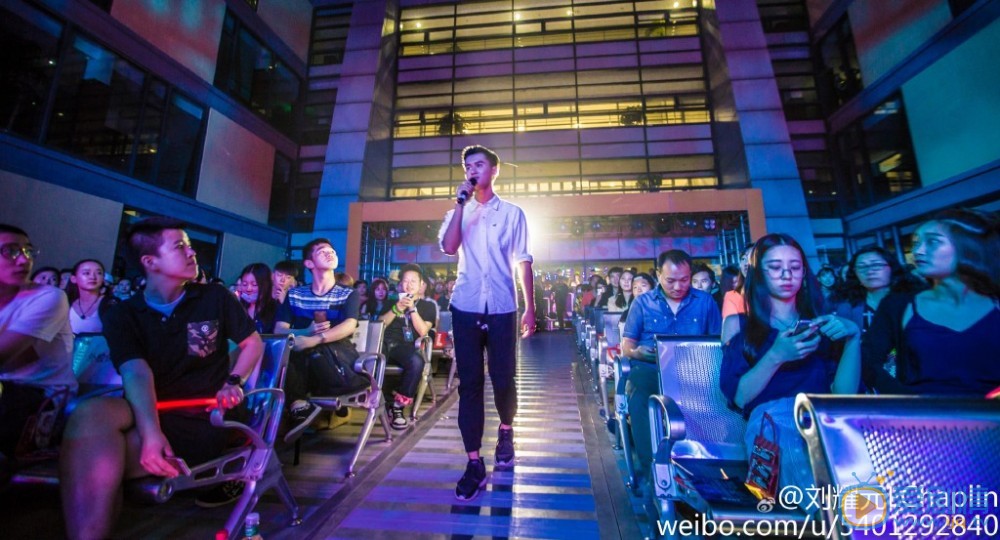 刘尹昊帅气写真 刘尹昊参加活动写真