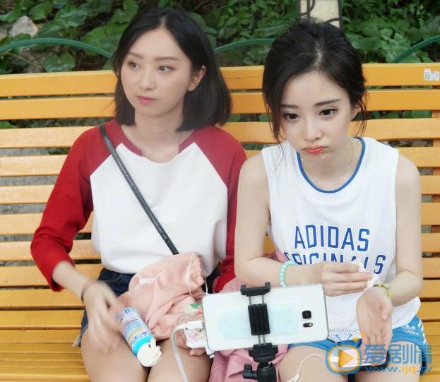 冯提莫与人合照 冯提莫高清写真_冯提莫高清剧照
