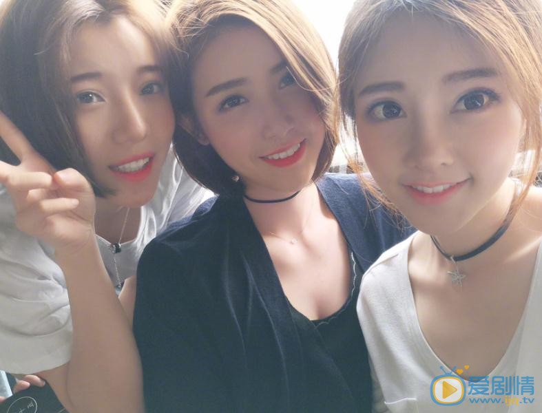 冯提莫与人合照 冯提莫高清写真_冯提莫高清剧照