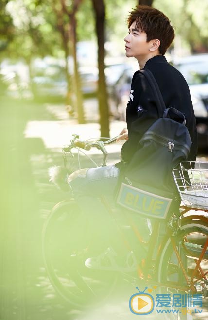 张皓宸街拍写真 张皓宸高清写真_张皓宸高清剧照