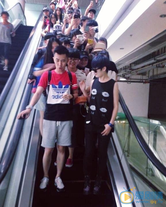曾轶可机场路透照 曾轶可高清写真_曾轶可高清剧照