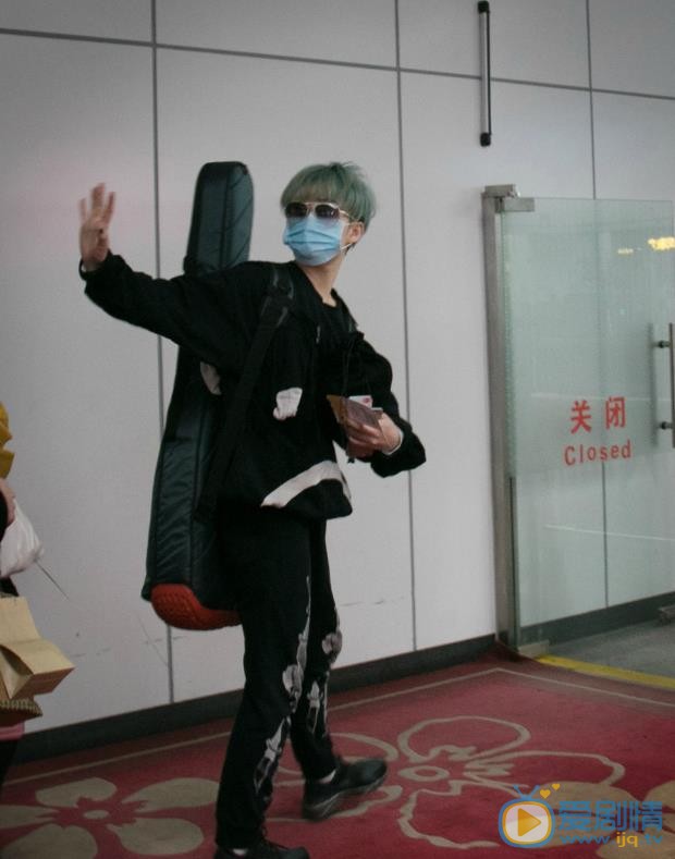 曾轶可机场路透照 曾轶可高清写真_曾轶可高清剧照