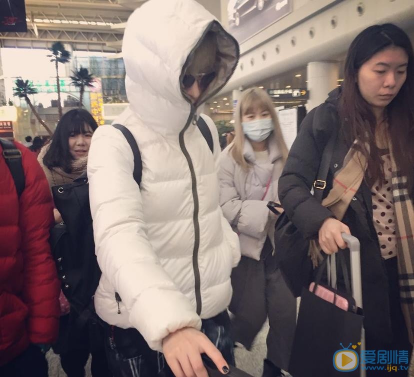 曾轶可机场路透照 曾轶可高清写真_曾轶可高清剧照