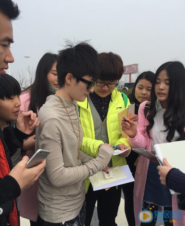 曾轶可机场路透照 曾轶可高清写真_曾轶可高清剧照