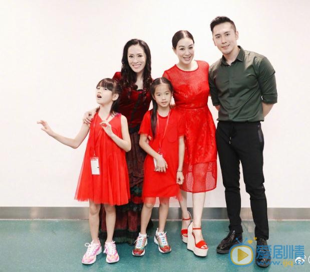 钟丽缇家人合照写真 钟丽缇高清写真_钟丽缇高清剧照