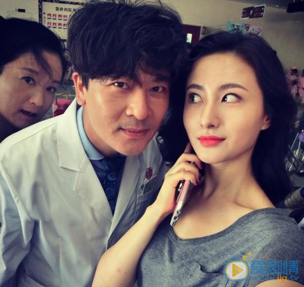 万潼与人合照 万潼高清写真_万潼高清剧照