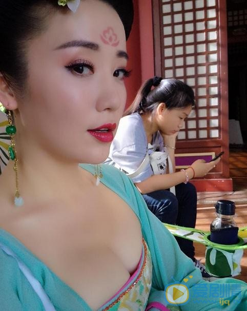 张彤片场照 张彤高清写真_张彤高清剧照