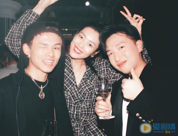 艾克里里与人合照 艾克里里高清写真_艾克里里高清剧照