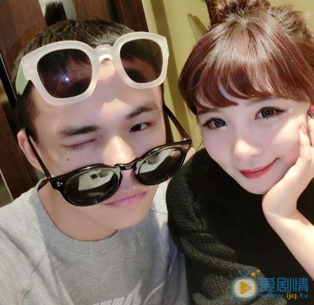 艾克里里与人合照 艾克里里高清写真_艾克里里高清剧照