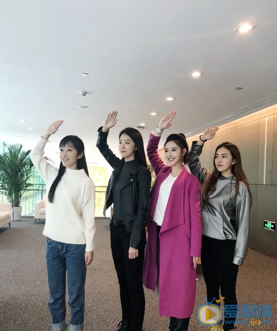严尚嘉朋友合照 严尚嘉高清写真_严尚嘉高清剧照