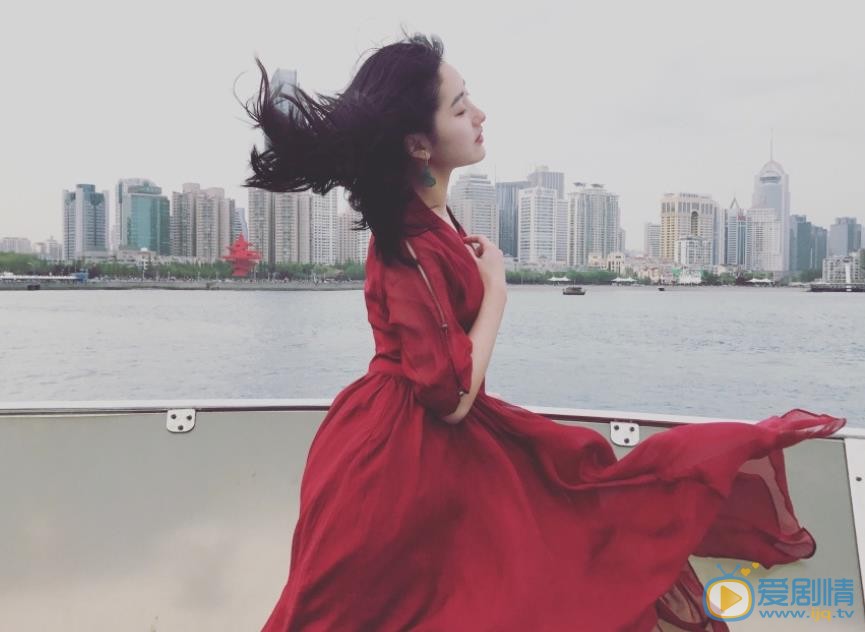 严尚嘉旅行街拍照 严尚嘉高清写真_严尚嘉高清剧照