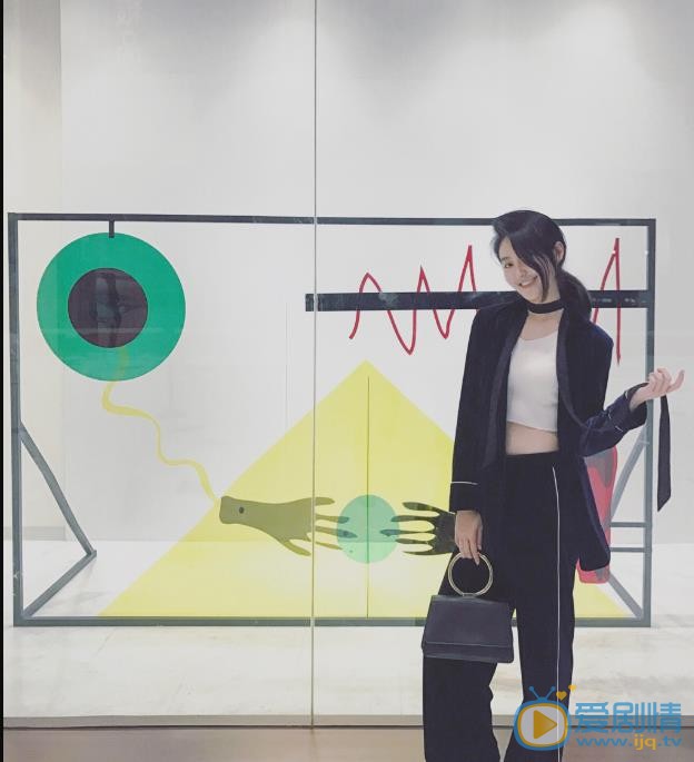 严尚嘉旅行街拍照 严尚嘉高清写真_严尚嘉高清剧照