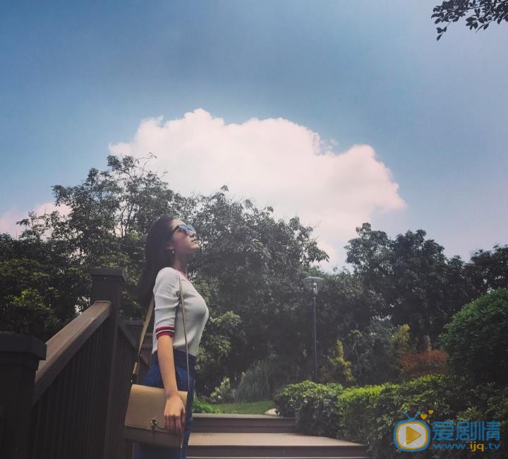 严尚嘉旅行街拍照 严尚嘉高清写真_严尚嘉高清剧照