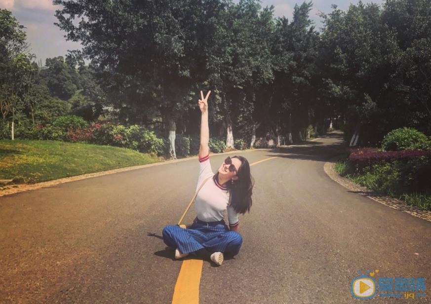 严尚嘉旅行街拍照 严尚嘉高清写真_严尚嘉高清剧照