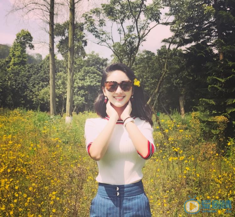 严尚嘉旅行街拍照 严尚嘉高清写真_严尚嘉高清剧照