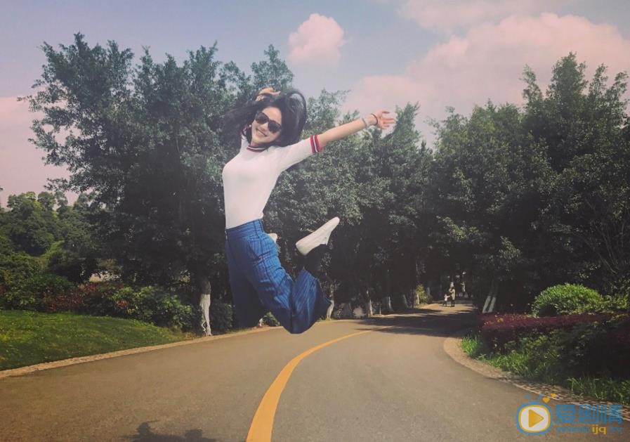 严尚嘉旅行街拍照 严尚嘉高清写真_严尚嘉高清剧照