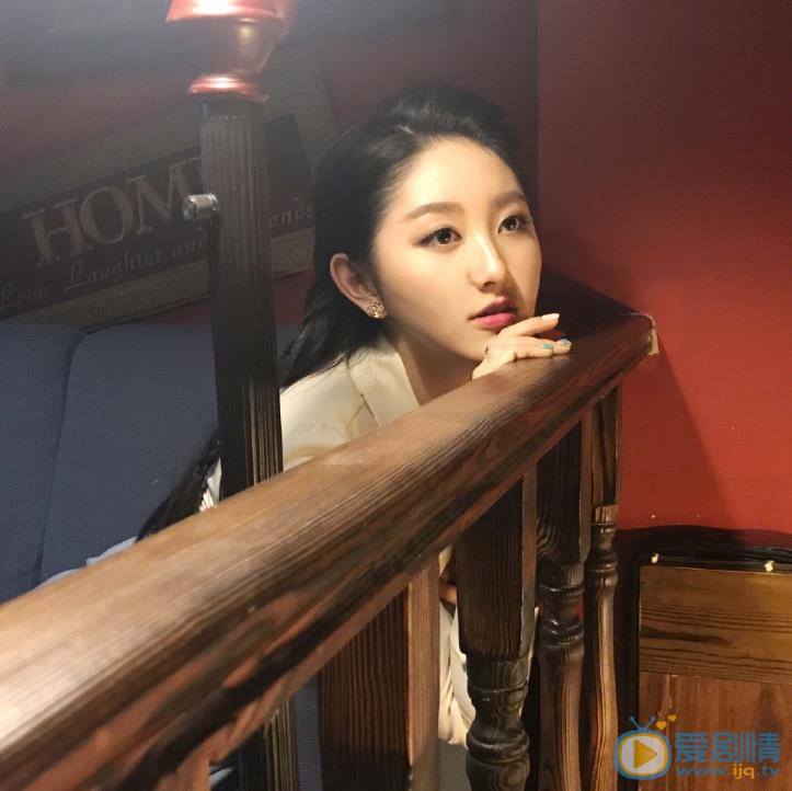 严尚嘉旅行街拍照 严尚嘉高清写真_严尚嘉高清剧照