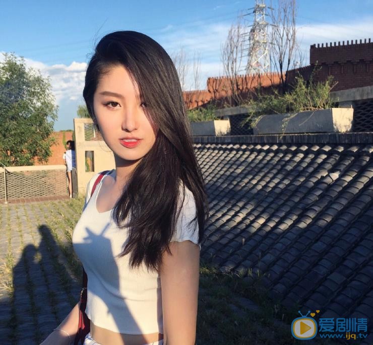 严尚嘉旅行街拍照 严尚嘉高清写真_严尚嘉高清剧照