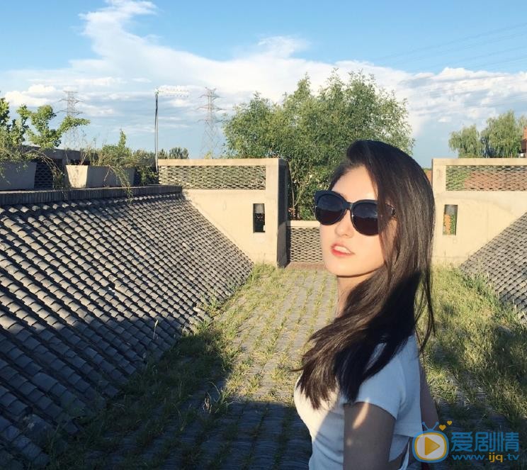 严尚嘉旅行街拍照 严尚嘉高清写真_严尚嘉高清剧照