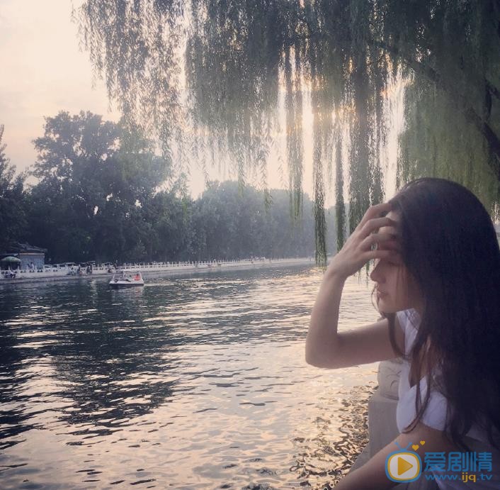 严尚嘉旅行街拍照 严尚嘉高清写真_严尚嘉高清剧照