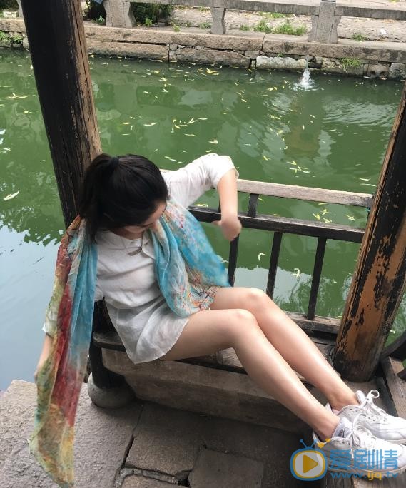 严尚嘉旅行街拍照 严尚嘉高清写真_严尚嘉高清剧照