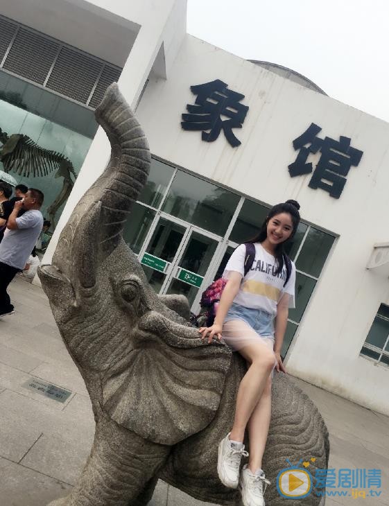 严尚嘉旅行街拍照 严尚嘉高清写真_严尚嘉高清剧照