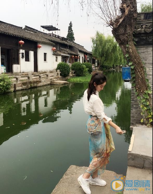 严尚嘉旅行街拍照 严尚嘉高清写真_严尚嘉高清剧照