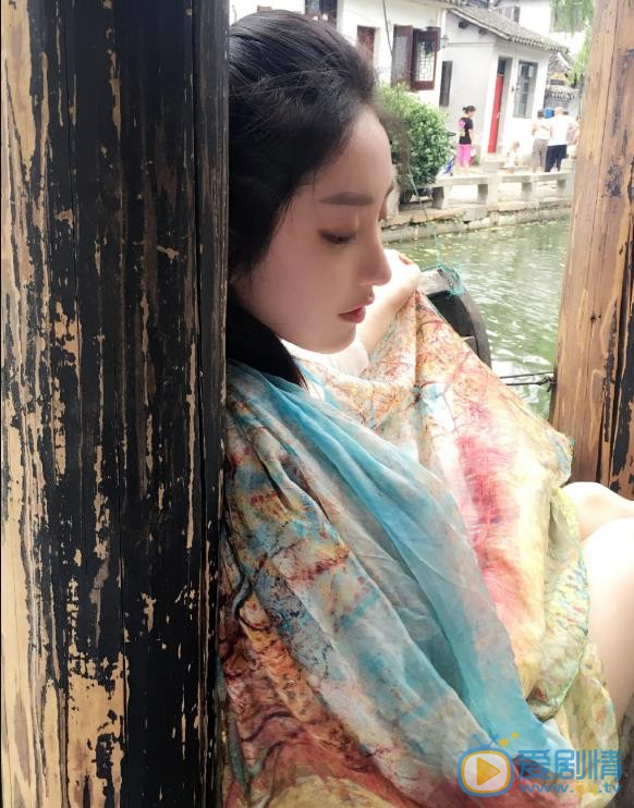严尚嘉旅行街拍照 严尚嘉高清写真_严尚嘉高清剧照
